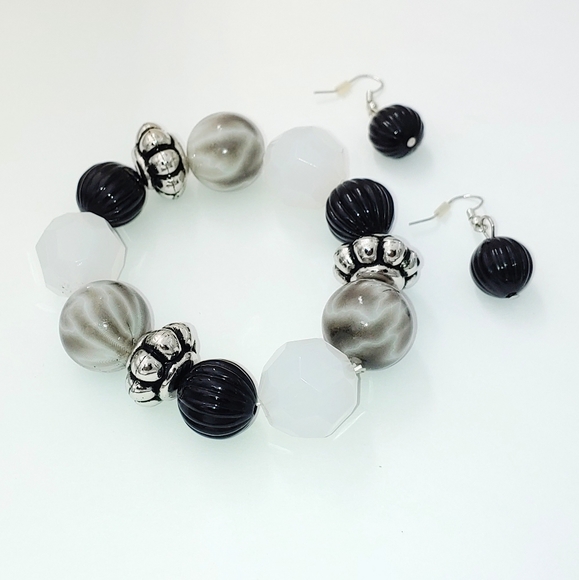 2472EB107. Handmade Black & Silver Bracelet with Earrings. - Picture 5 of 6